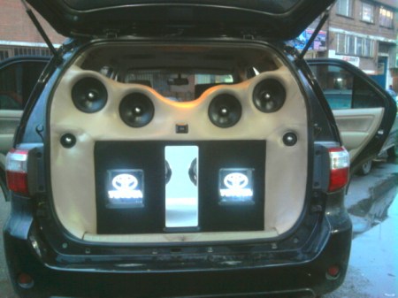 SONIDO DE CARRO TOYOTA FORTUNER.