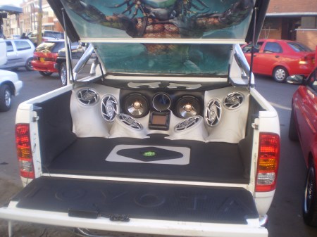 MONTAJE DE SONIDO PARA TOYOTA HILUX.