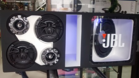 CAJA ACÚSTICA CON SUBWOOFER JBL 12". MONTAJES EN FIBRA DE VIDRIO, Bandejas de sonido en fibra de vidrio, Cajas Acústicas tipo Turbo, Caja de sonido para automóviles, Radios de Usb, Mp3, Pantalla Dvd, Aux, Cabeceros de Monitor, Espejos de Retrovisor con pantalla, Alarmas Con GPS tracker, Bloqueo electrónico de encendido de motor.