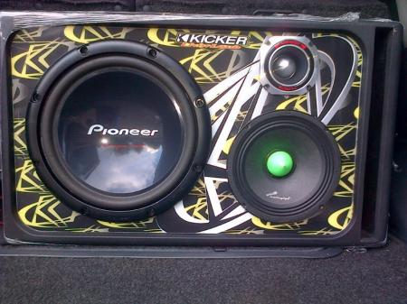 MONTAJES EN FIBRA DE VIDRIO, Bandejas de sonido en fibra de vidrio, Cajas Acústicas tipo Turbo, Caja de sonido para automóviles, Radios de Usb, Mp3, Pantalla Dvd, Aux, Cabeceros de Monitor, Espejos de Retrovisor con pantalla, Alarmas Con GPS tracker, Bloqueo electrónico de encendido de motor. CAJA ACÚSTICA TRIO.